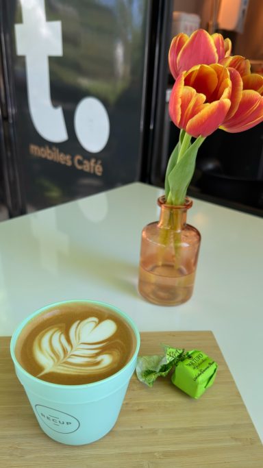 Flat White + Tartufi Pistazie